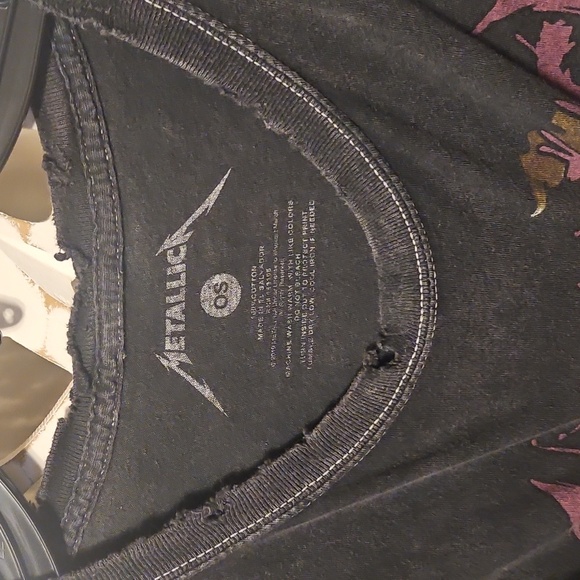 Metallica Distressed Graphic Tee - Picture 2 of 6